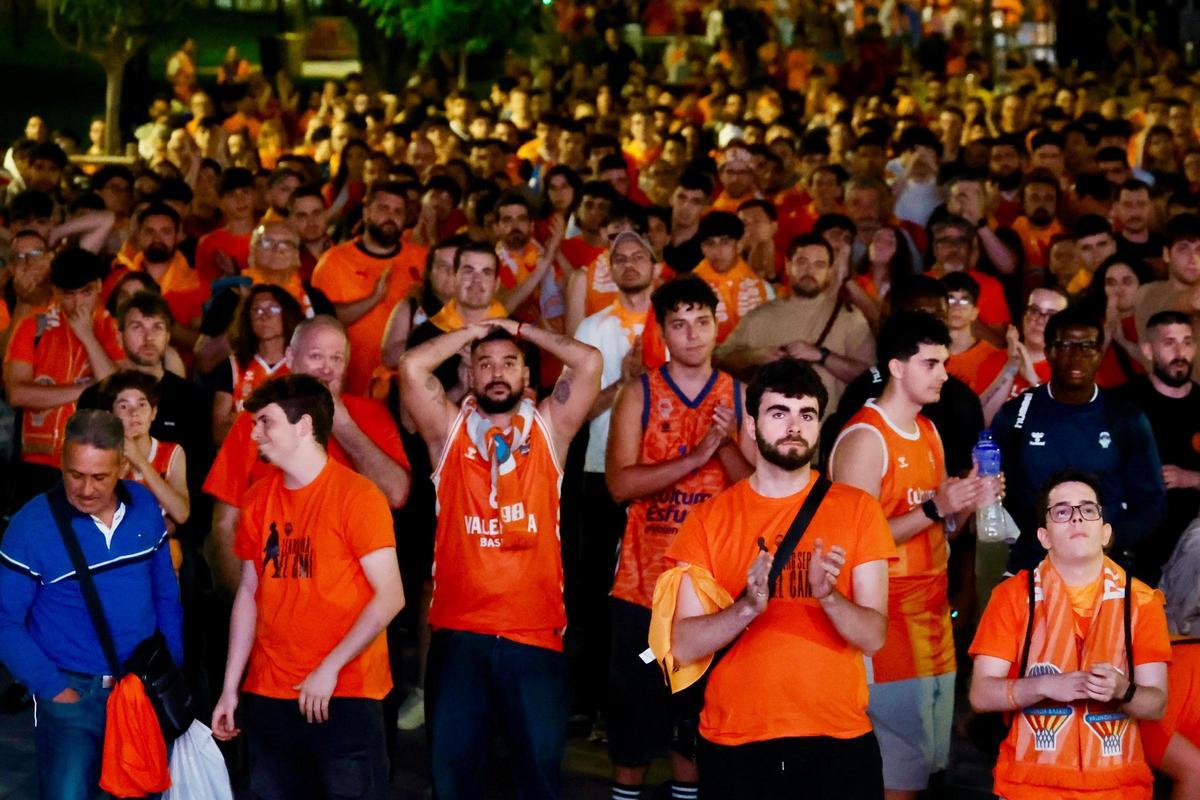 La afición del Valencia Basket tras el final de partido de Final Four.