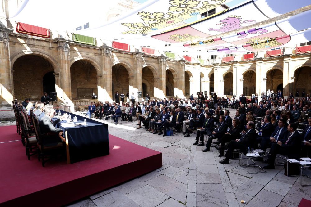 Diversos momentos del Pleno de las Cortes en León