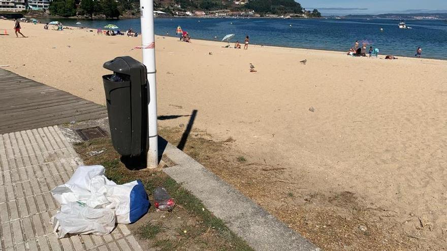 Indignación por la basura acumulada en la playa de Bueu tras el carnaval de verano