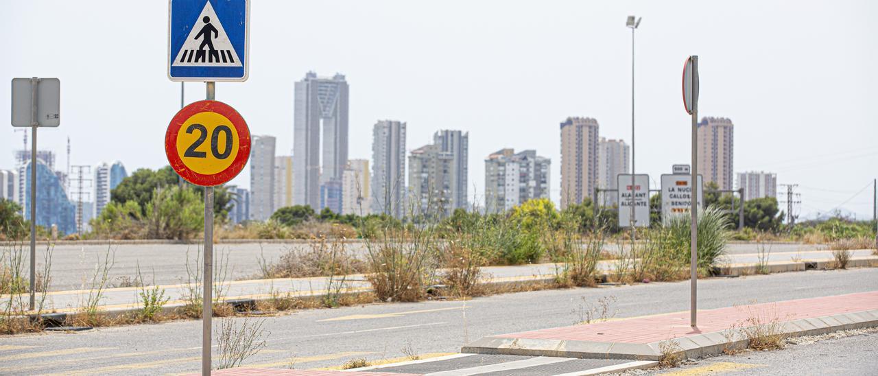 El polígono industrial de Benidorm continúa en punto muerto a pesar de que sus principales infraestructuras están urbanizadas desde 2015.