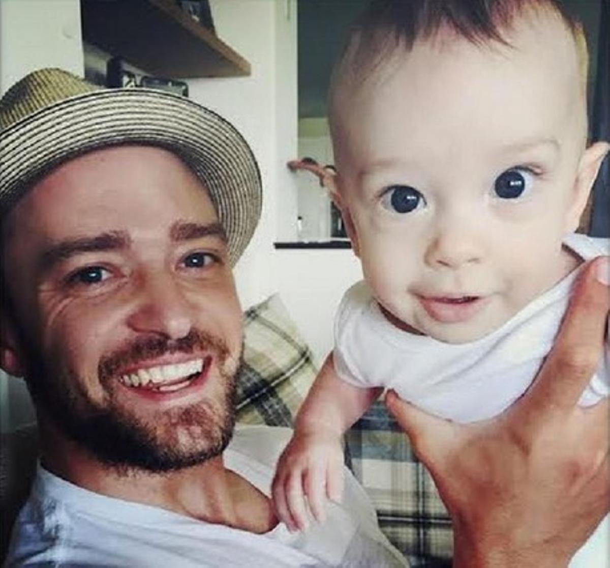 Justin Timberlake ensenya el seu fill Silas.