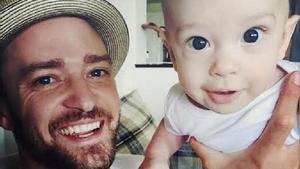 Justin Timberlake ensenya el seu fill Silas.