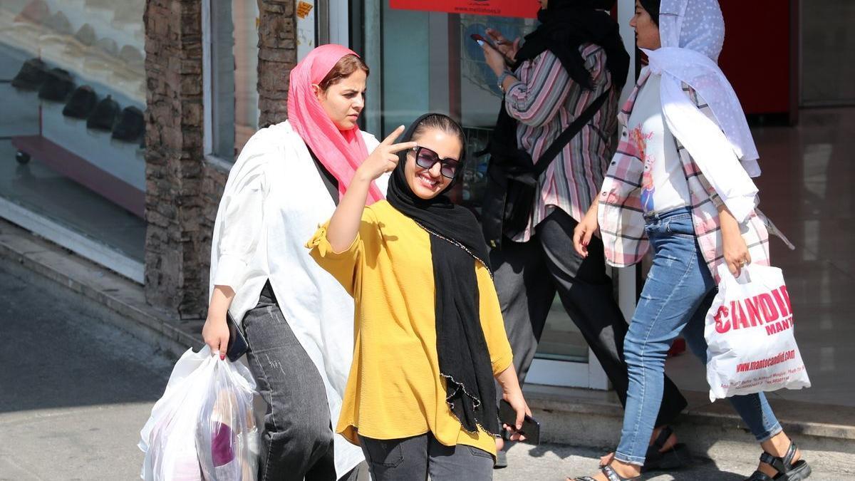 Mujeres en Teherán cubiertas por el velo.