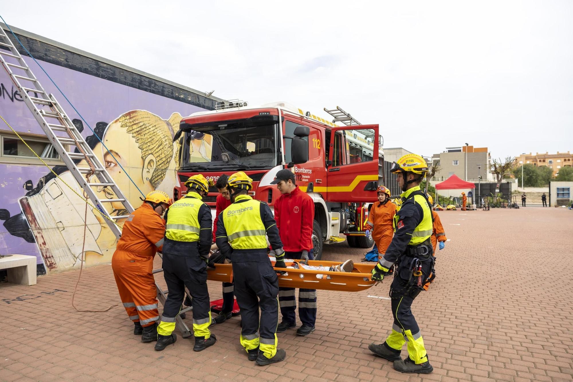 Aquí las mejores imágenes del simulacro de terremoto realizado en Torrevieja, coincidiendo con aniversario del terremoto de 1829