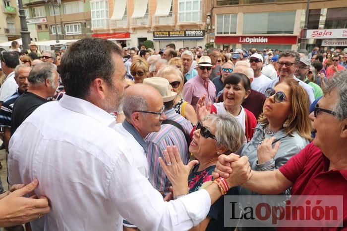 Cientos de personas protestan frente al Ayuntamiento de Cartagena por el pacto entre PP, PSOE y Cs