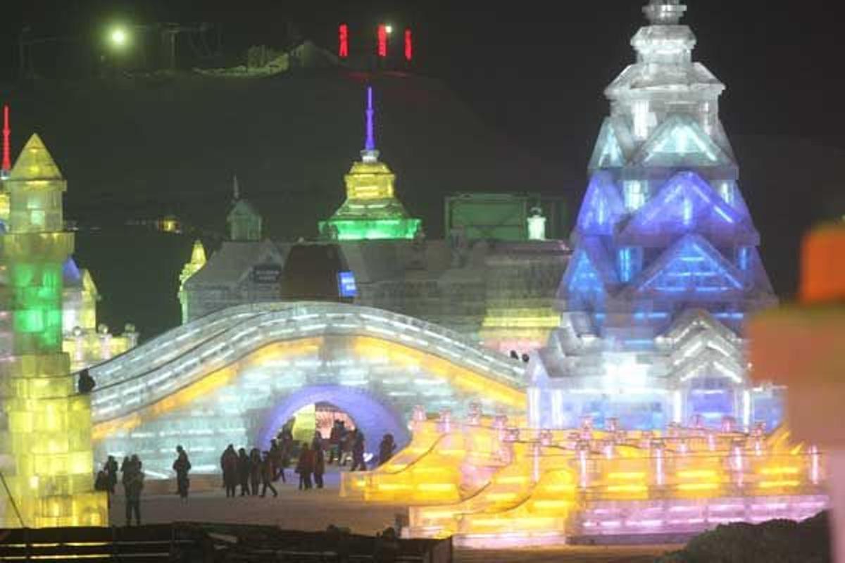 Los escultures son capaces de crear puente de hielo transitables por los turistas en el Festival de Esculturas de Nieve y Hielo de Harbin