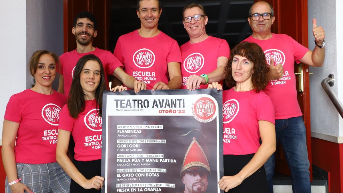 El equipo de Teatro Avanti muestra el cartel de la nueva temporada escénica.