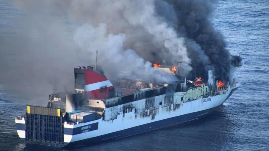 El buque ´Sorrento´ en llamas, el pasado 28 de abril de 2015, cuando navegaba a 18 millas de sa Dragonera con 157 personas a bordo.