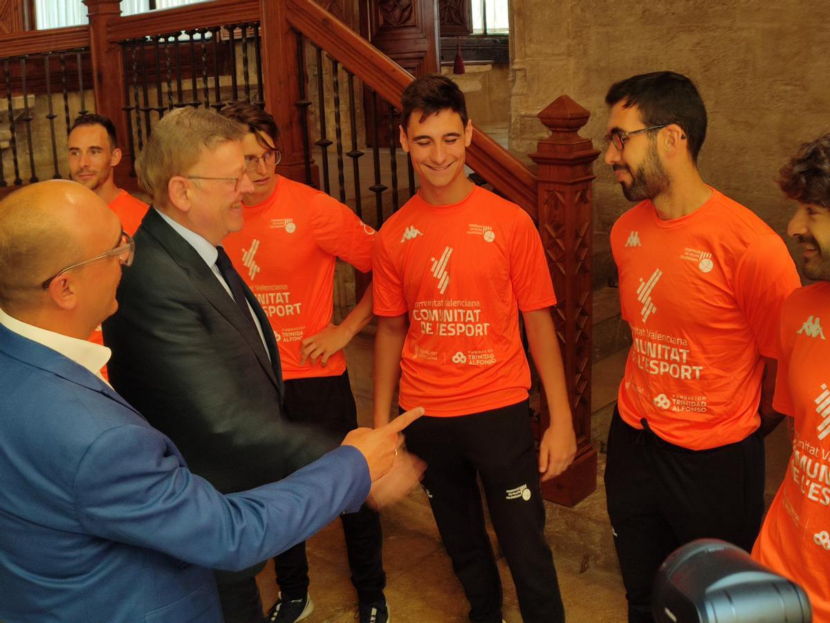 El president Ximo Puig va saludar a cada integrant de la selecció valenciana.