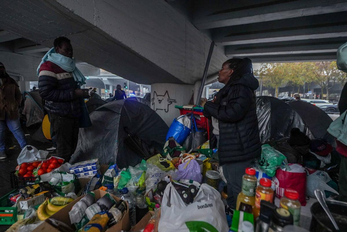 Los desalojados del B9 acampan bajo el puente de la C-31 en Badalona para protegerse de las lluvias intensas Los desalojados del B9 acampan bajo el puente de la C-31 en Badalona para protegerse de las lluvias intensas