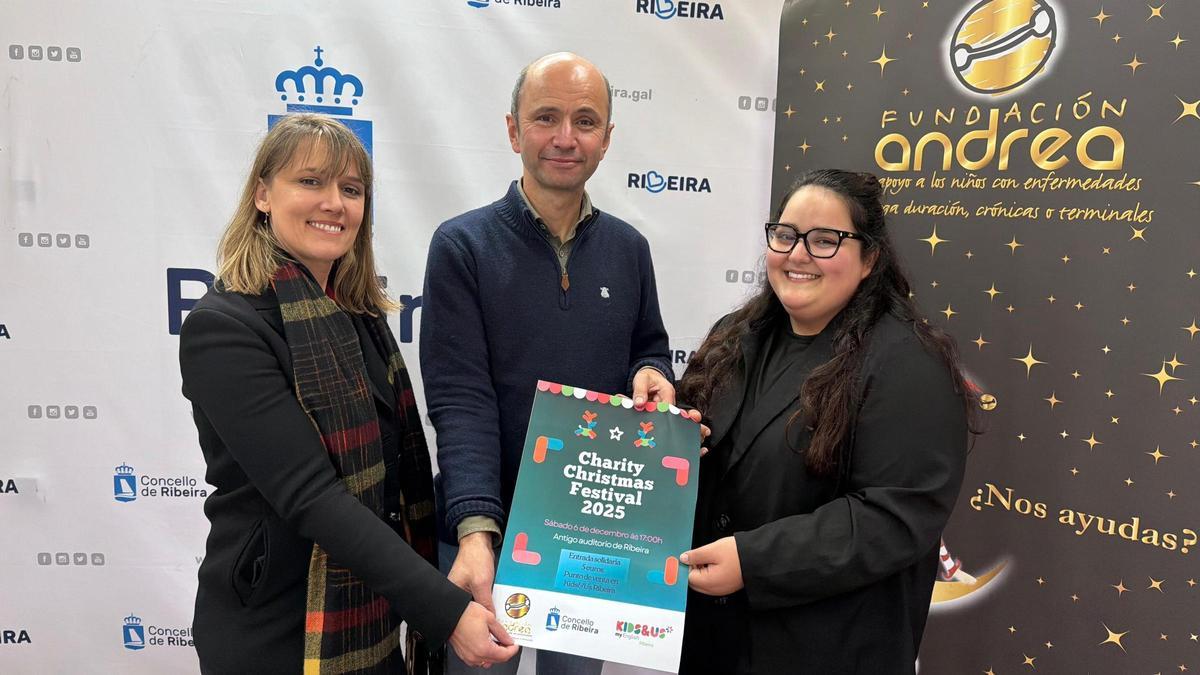 Vicente Mariño, flanqueado por Lorena Romero e Verónica Hermo.