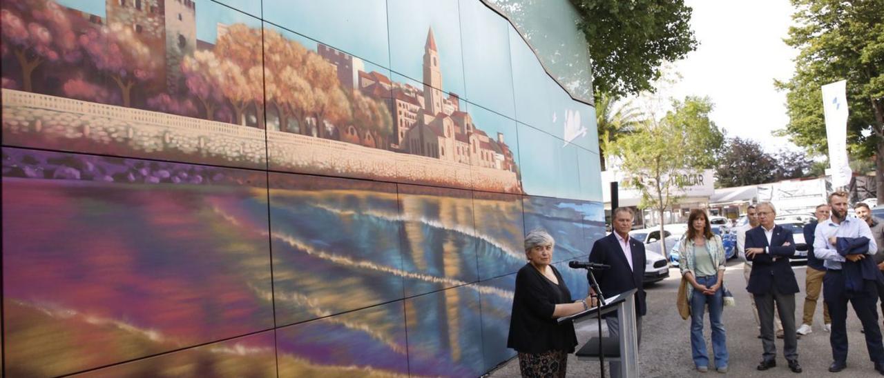 La alcaldesa de Gijón, Ana González, ante uno de los murales del pabellón, ayer. | Ángel González