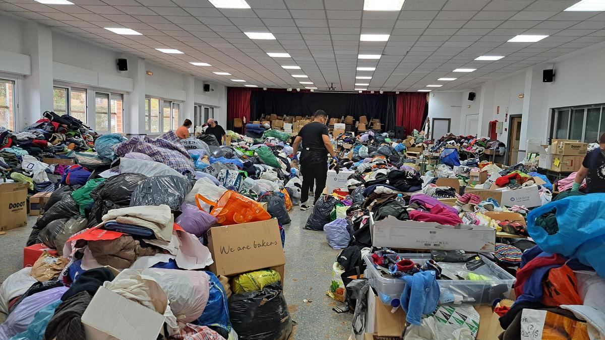 Salón de actos del IES de Sedaví convertido en almacén de ropa donada para los afectados por la DANA.