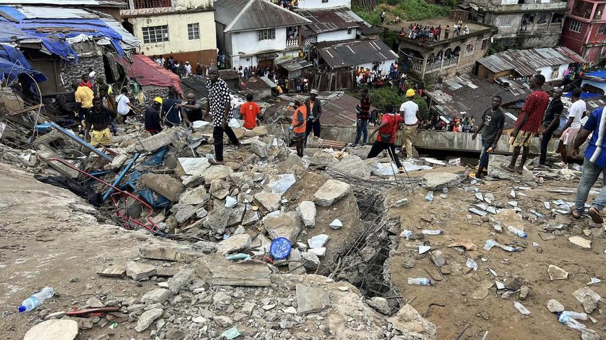 Servicios de emergencias tras el colapso de un edificio en Sierra Leona.