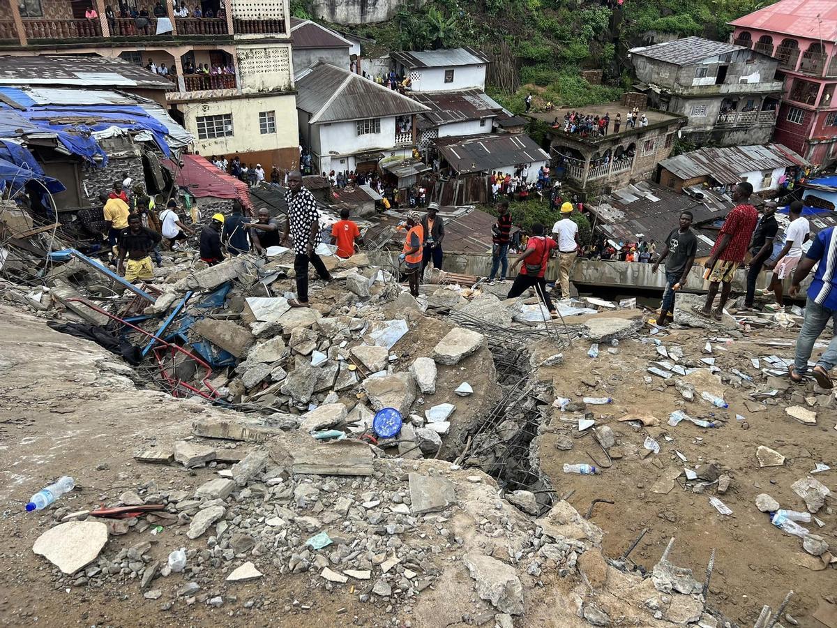 Servicios de emergencias tras el colapso de un edificio en Sierra Leona.