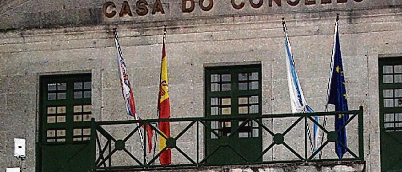 A comitiva da Pantalla pousou un ataúde ás portas da antiga Casa do Concello de Cerdedo.