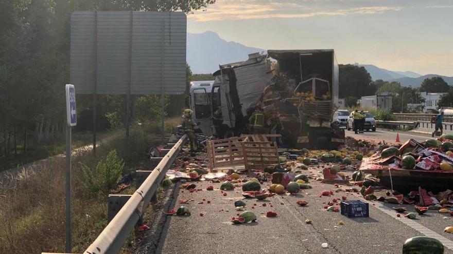 Dos camions xoquen a l&#039;autopista AP-7 a Fogars de la Selva