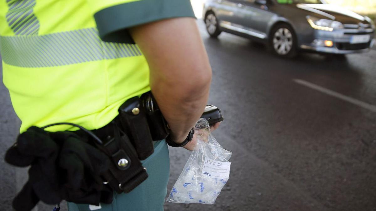Un agente durante un control de alcoholemia. | // MARISCAL