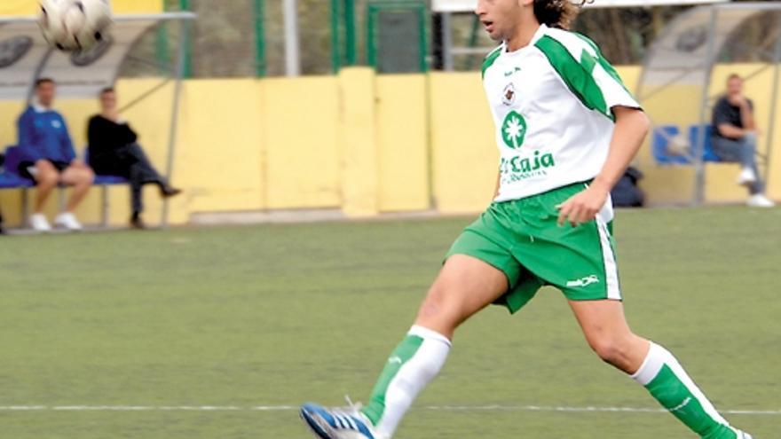 El sevillano Checa, el pasado domingo, anota el 1-1 ante el Lanzarote en el Guiniguada.