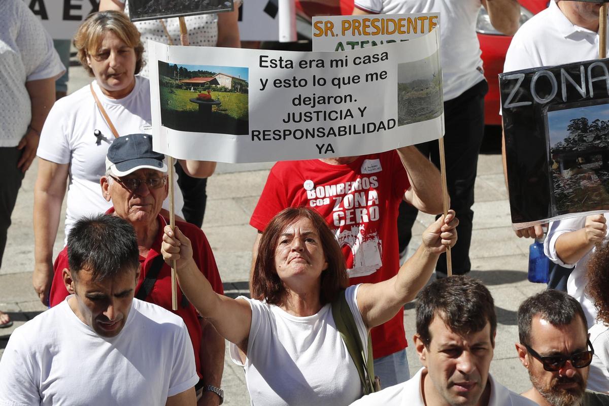 Una vecina protesta en una manifestación celebrada tras la explosión en Tui.
