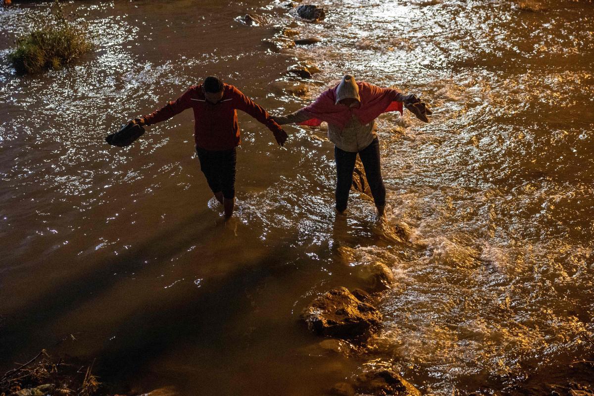 Un aluvión de inmigrantes cruzan Río Grande de Ciudad Juárez (México) a El Paso (Texas) ante un posible cambio en la política migratoria