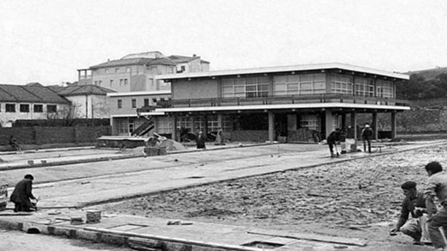 Campo de Miramar durante el primer concurso hípico de Luanco, en 1950.