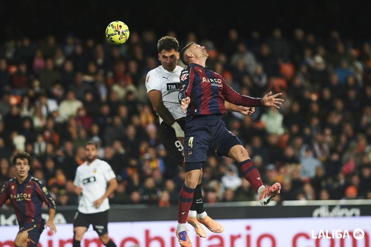 Hugo Duro salta a por el balón con el levantinista Adri