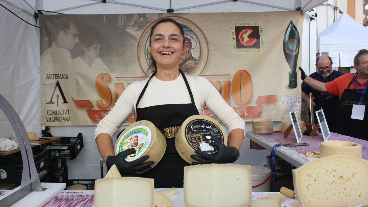 Toñi Ronda de Quesería San Antonio de Callosa d´en Sarriá con sus quesos ganadores en 2022