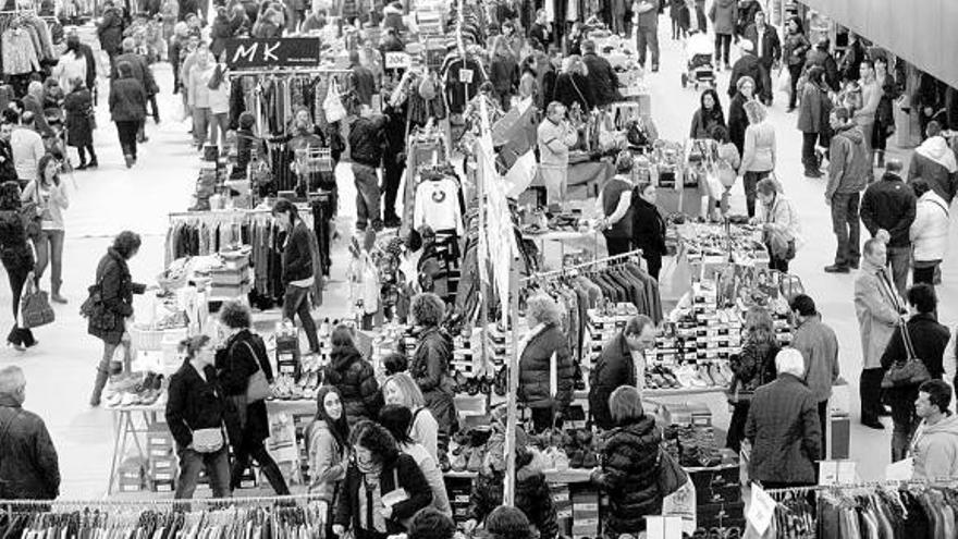 Asistentes a la Feria del saldo y el stock de Avilés, ayer, en el pabellón de La Magdalena.