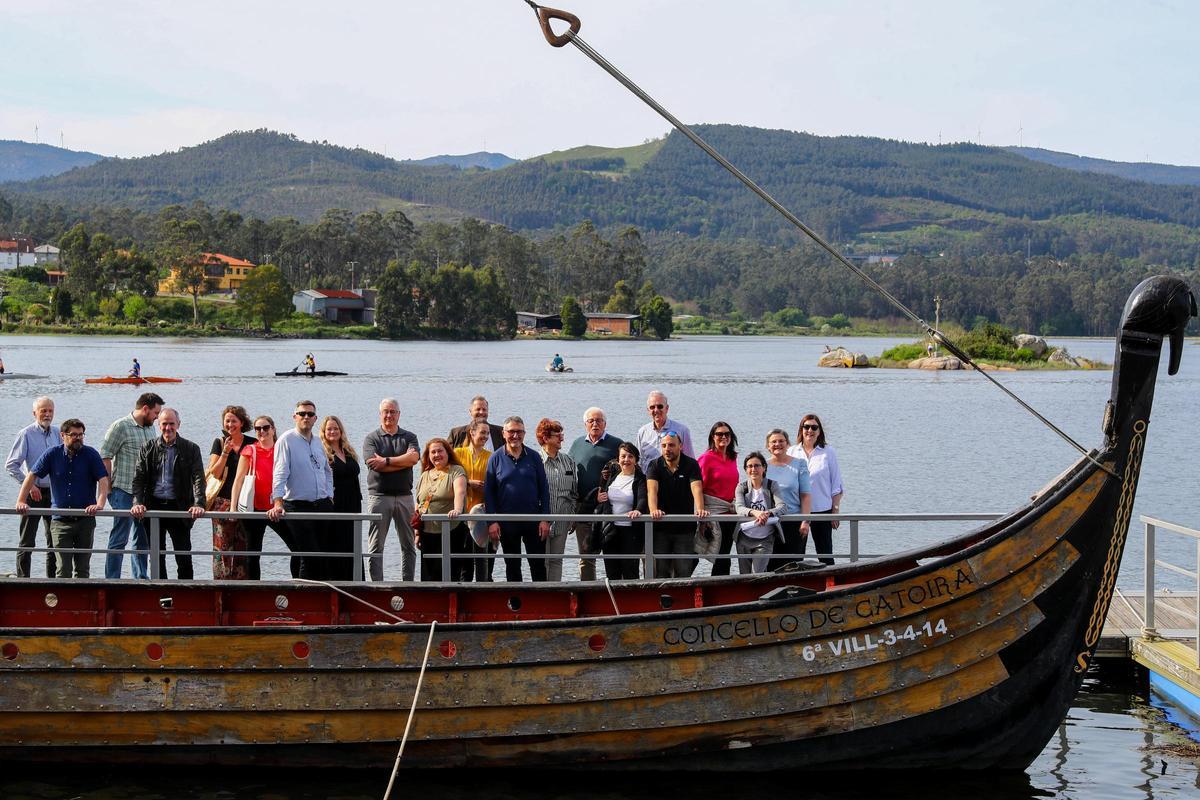 Los congresistas junto a uno de los drakkar.