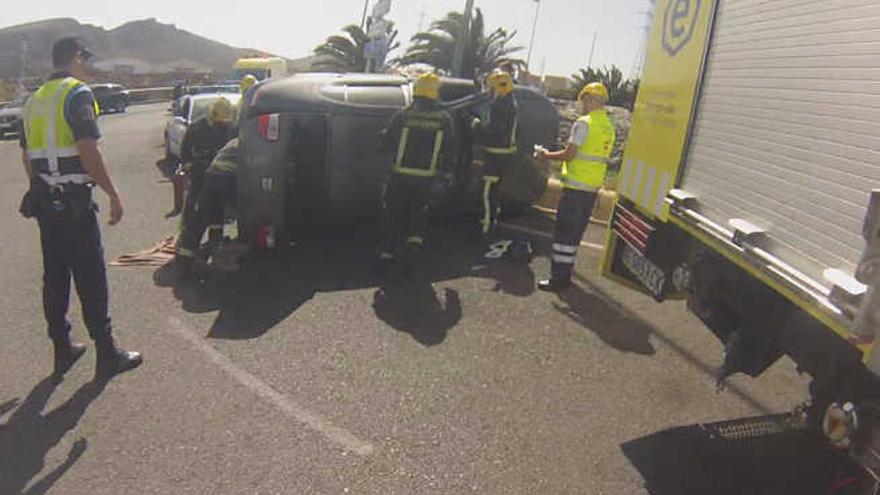 Dos conductores heridos por vuelcos de sus turismos en Ingenio y en Maspalomas