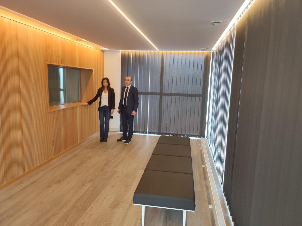 Marita García y Daniel Iglesias en la nueva sala de observación del crematorio de Jarrio.