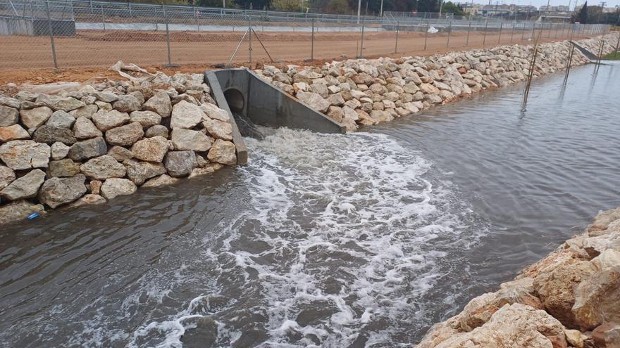 Así llega el agua de lluvia al parque inundable de Doña Inés de Torrevieja con un chaparrón de apenas 10 litros por metro cuadrado