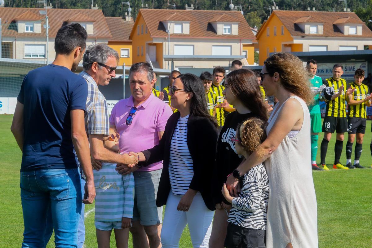 Homenaje antes del partido al expresidente del Ribadumia Manuel Fernández &quot;Manolo de Rei&quot;.