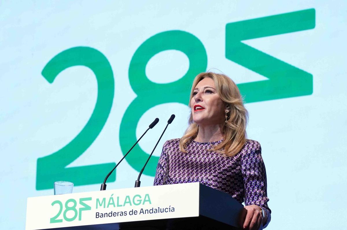 MLG 21-02-2025.- La consejera de Economía, Hacienda y Fondos Europeos y portavoz del Gobierno andaluz, Carolina España, y el presidente de la Diputación de Málaga, Francisco Salado, presiden el acto Banderas de Andalucía con motivo del 28-F, en el que se reconoce a personas y entidades por su labor en la defensa y fomento del interés general de la provincia, en un acto al que también asisten la consejera de Empleo, Empresa y Trabajo Autónomo, Rocío Blanco; el consejero de Turismo y Andalucía Exterior, Arturo Bernal; la delegada del Gobierno andaluz en Málaga, Patricia Navarro; y el alcalde de Málaga, Francisco de la Torre.