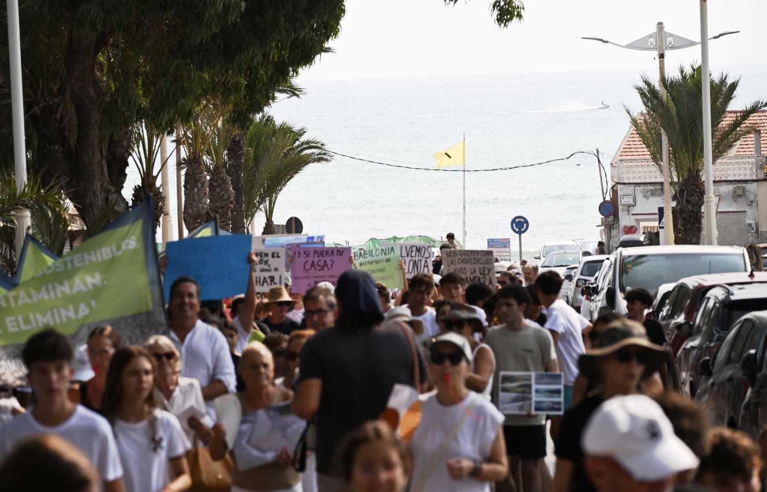 Protesta contra el derribo de las casas de la playa de Babilonia en Guardamar del Segura