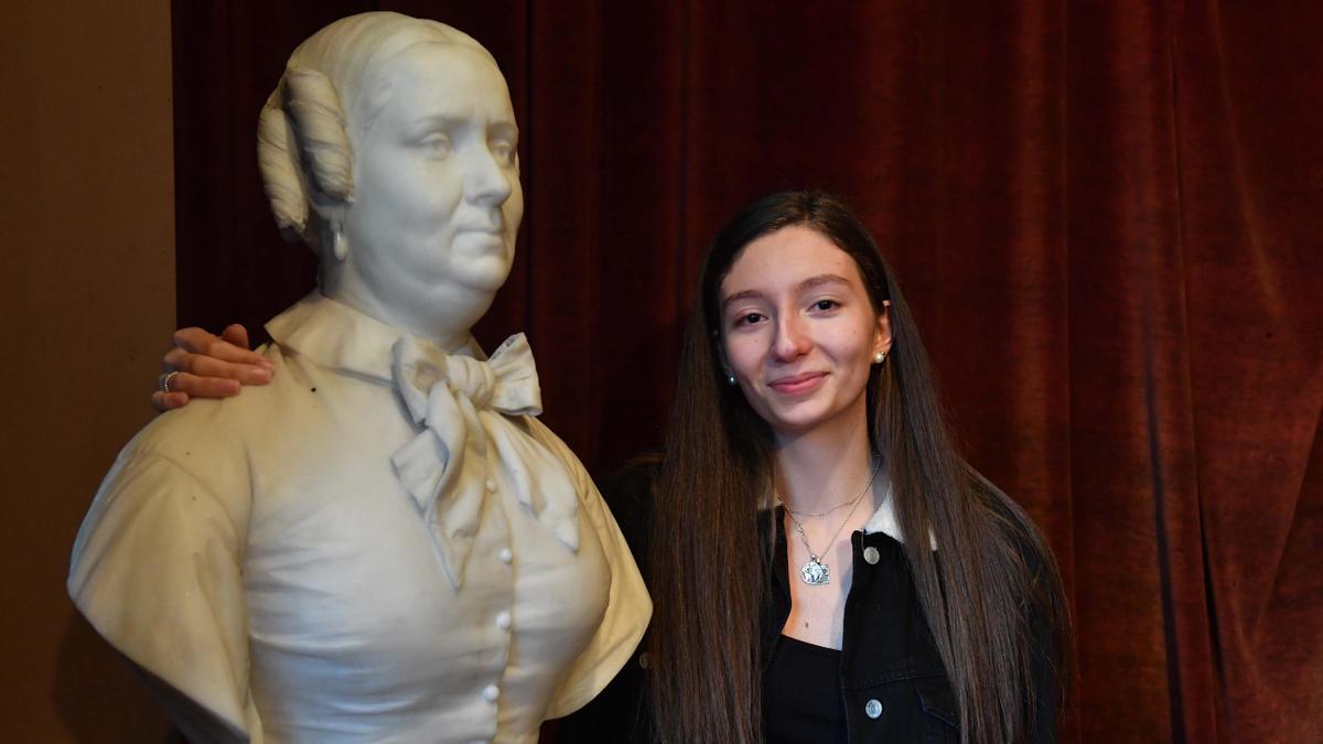 Uxía Carrero Caramés posa junto a un busto de Modesta Goicouría, ayer, en el instituto Eusebio da Guarda.