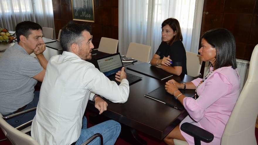 La alcaldesa, Nidia Arévalo, y la ingeniera municipal con dos directivos de Laser Galicia. // D. P.