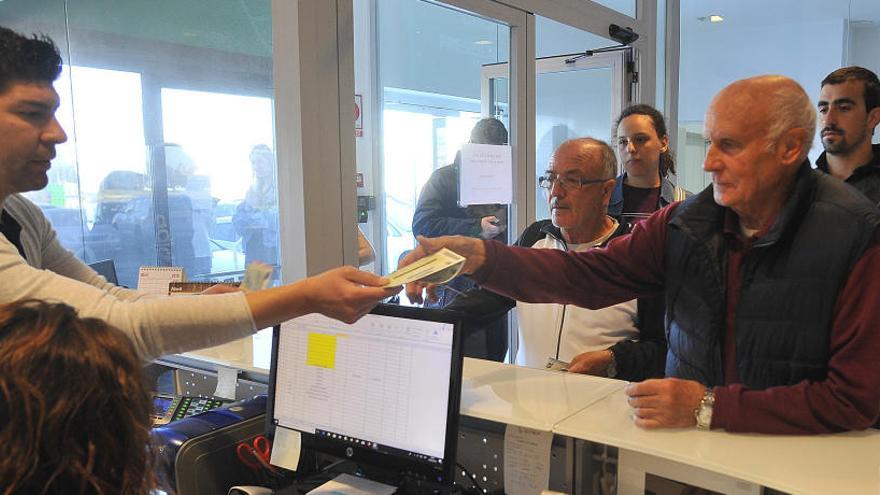 Aficionados, esta mañana, en las oficinas del Elche, comprando entradas