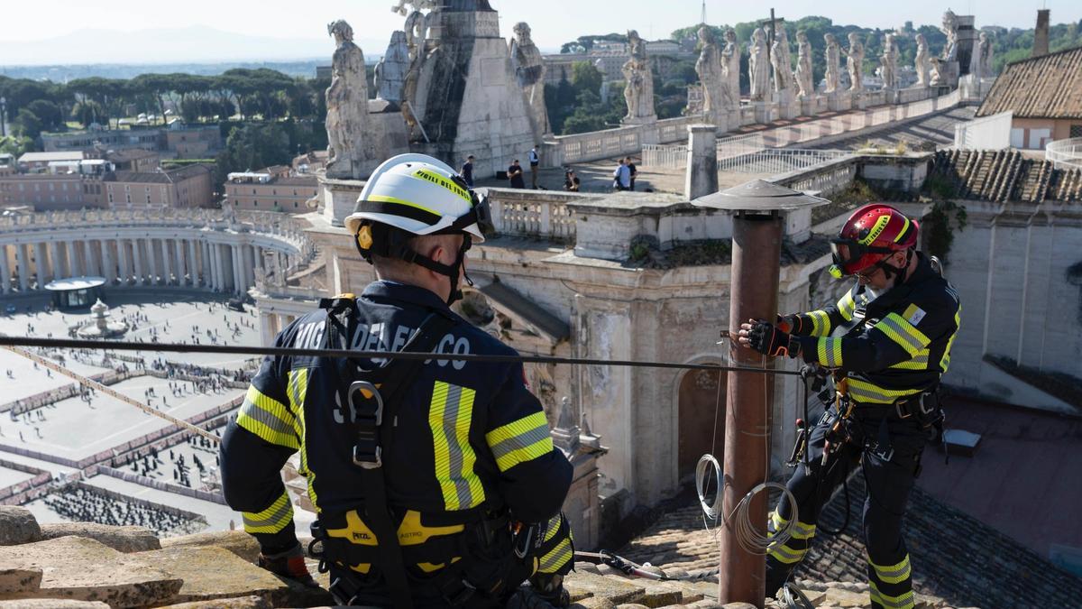 Los bomberos instalan la chimenea de la Capilla Sixtina de cara al Cónclave