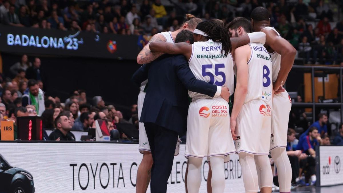 Los jugadores del Unicaja se abrazan a Ibón Navarro durante el partido contra el Barcelona