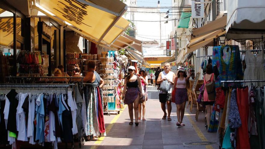 Turistas en una zona comercial de Sant Antoni.