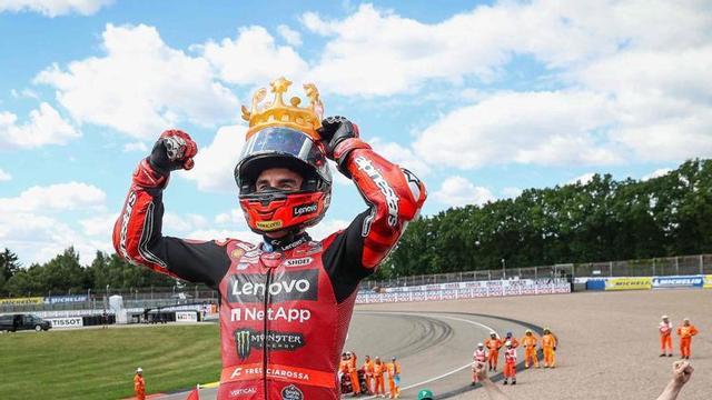 Marc Márquez celebra el triomf d’ahir a Sachsenring. | RONNY HARTMANN / AFP