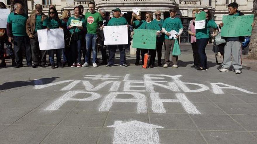 La PAH busca apoyos en València para su ley estatal de vivienda