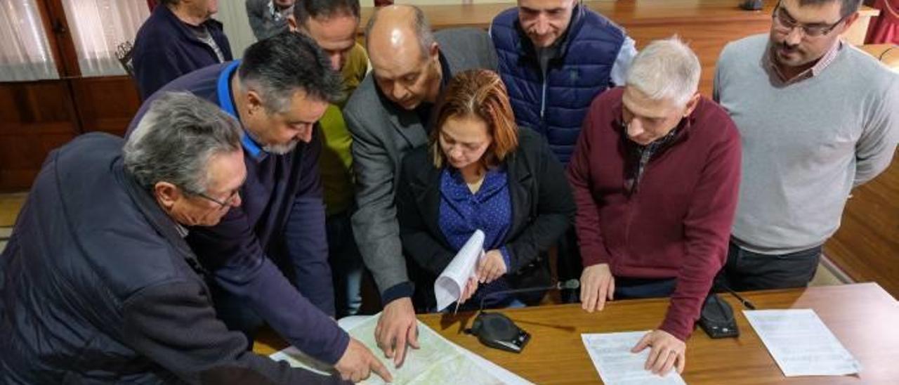 El director general del Agua mostró ayer a los alcaldes del Medio Vinalopó el trazado de la conducción durante el encuentro mantenido en el Ayuntamiento de Monóvar.