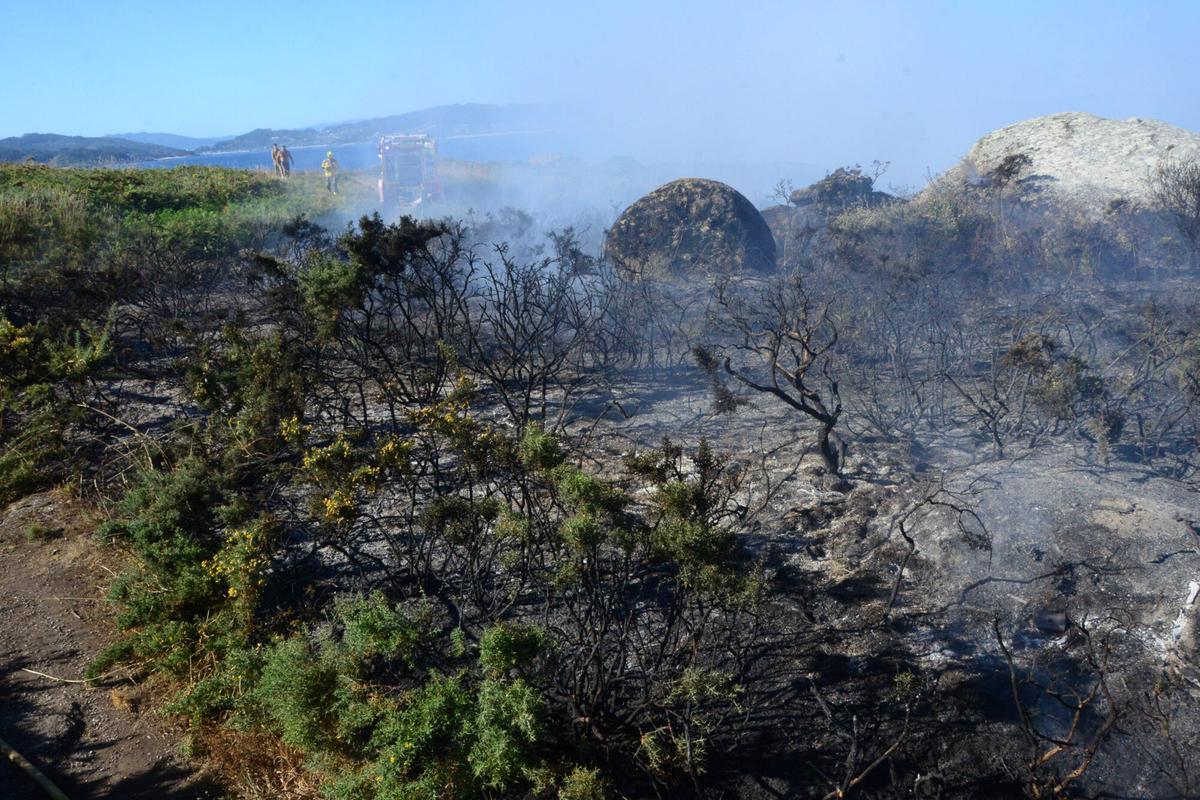El primer incendio forestal del verano en O Morrazo quemó 3.500 metros cuadrados de monte raso en Cabo Udra, dentro de los terrenos de la Comunidade de Montes en Man Común de Beluso (Bueu). El primer incendio forestal del verano en O Morrazo quemó 3.500 metros cuadrados de monte raso en Cabo Udra, dentro de los terrenos de la Comunidade de Montes en Man Común de Beluso (Bueu).