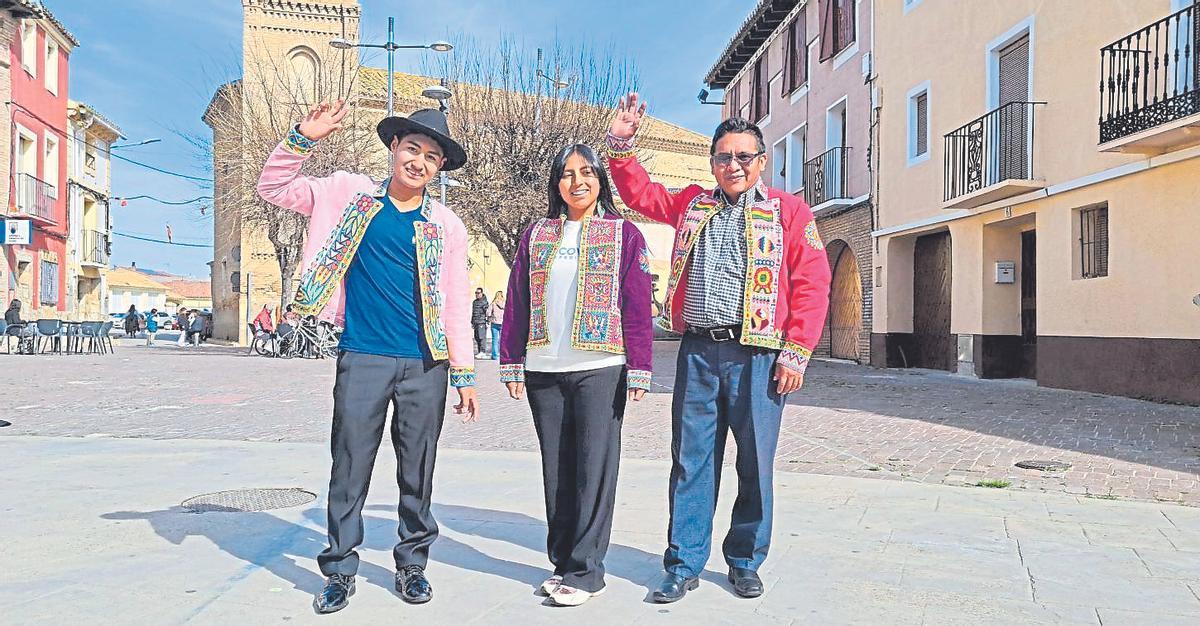 Ariel Choque, Liseth Daniela Janco y Guiller Cabrera saludan a la cámara en la plaza de Pastriz