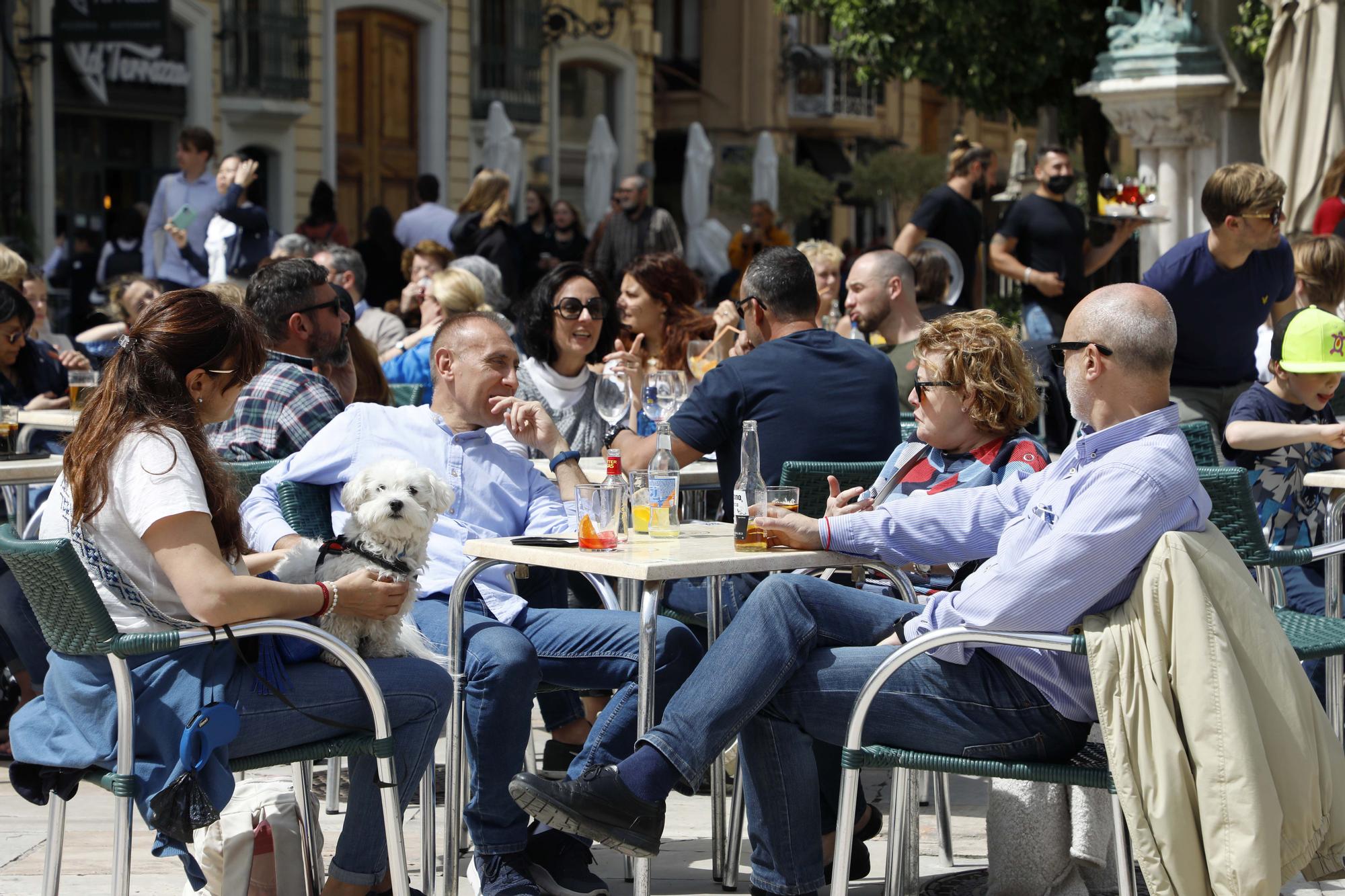 El buen tiempo y las vacaciones sacan a la gente a las calles de València