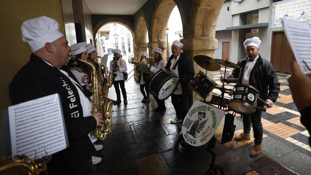 VÍDEO: Charangas bajo la lluvia en Avilés: "La Morocha", Amaral y "Ey chipirón" animan el lunes de Antroxu por las calles de la ciudad