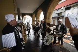 Ni la lluvia ni el viento acaban con la folixa: la música en directo mantiene vivo el Antroxu en Avilés